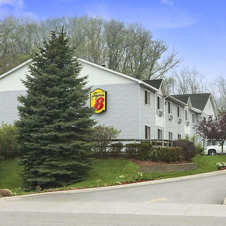 Super 8 By Wyndham Manistee Hotel Exterior photo