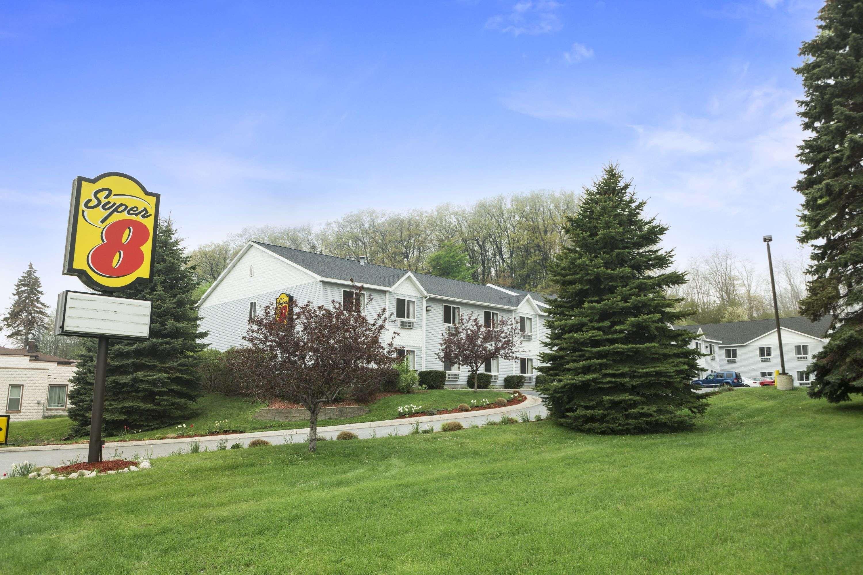 Super 8 By Wyndham Manistee Hotel Exterior photo