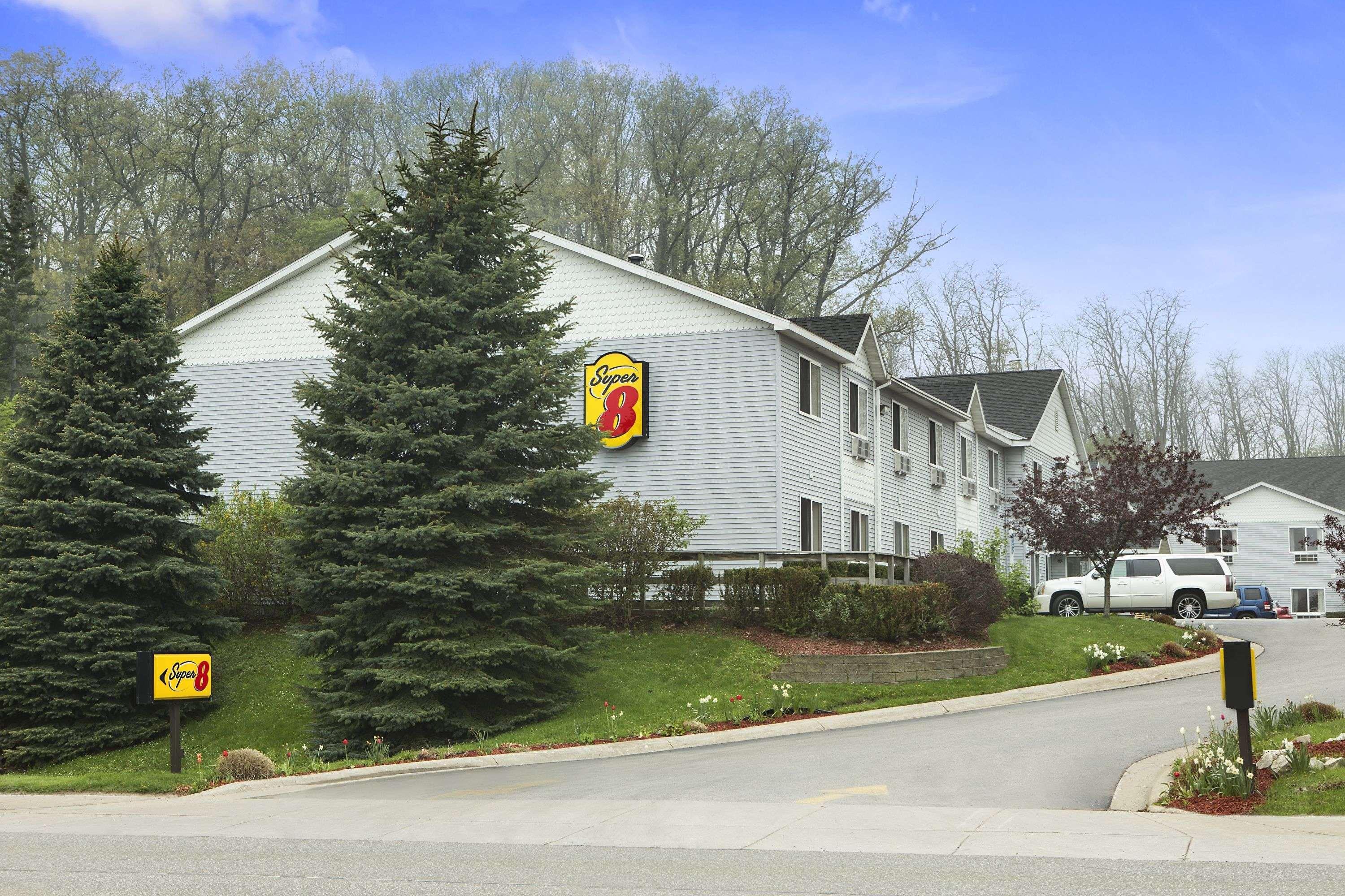 Super 8 By Wyndham Manistee Hotel Exterior photo