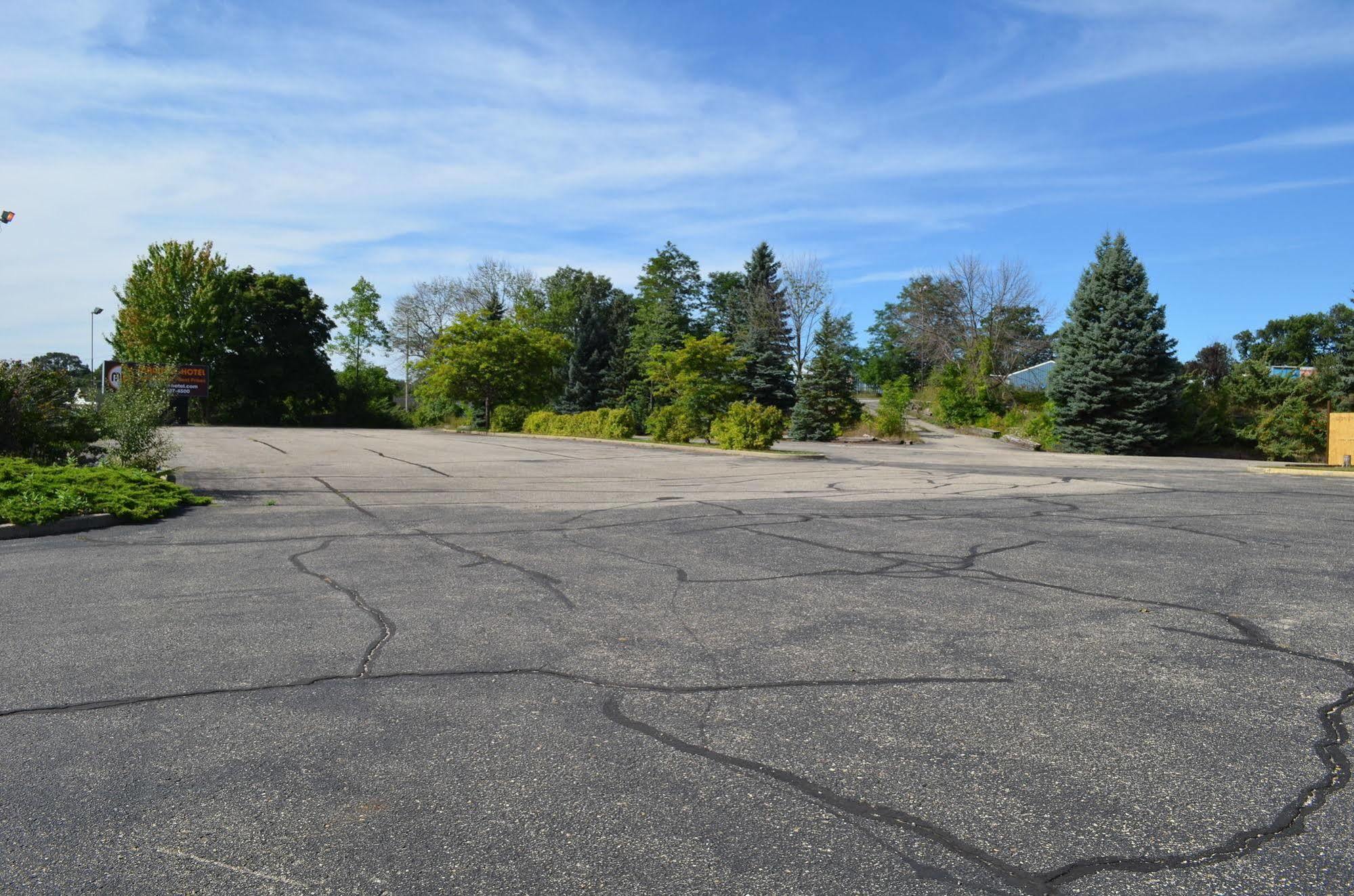 Super 8 By Wyndham Manistee Hotel Exterior photo